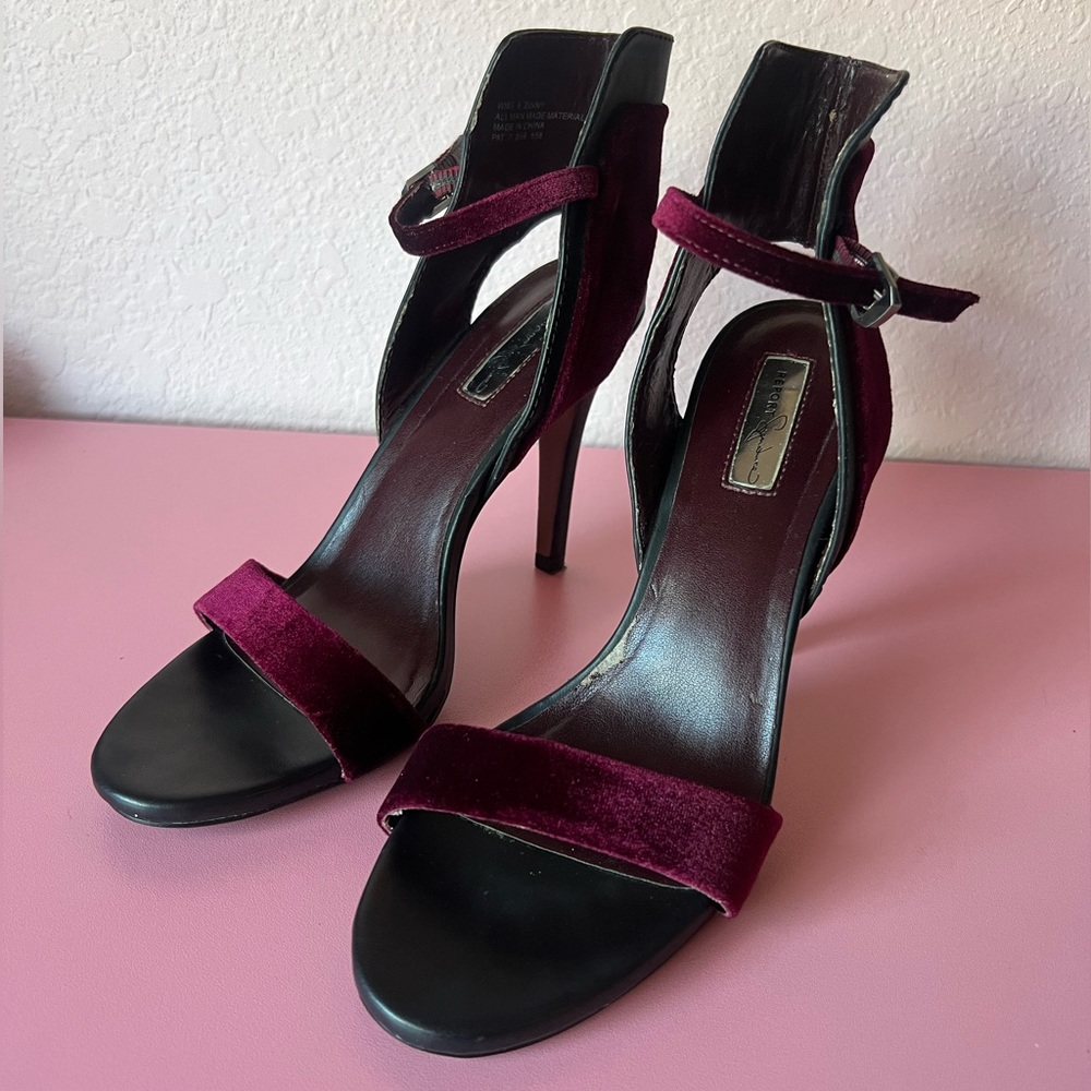 Report Signature Velvet Heels